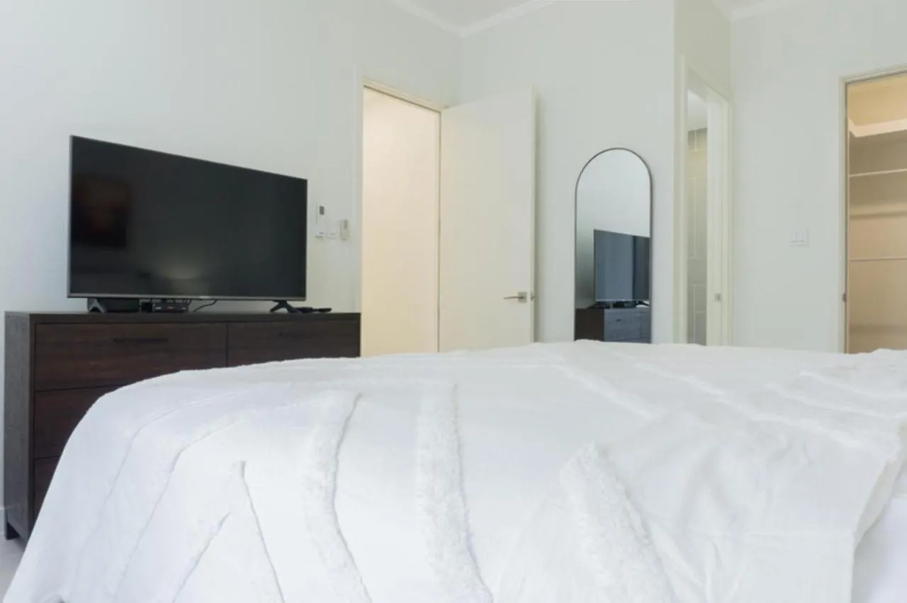 Via Apartments @ New קינגסטון 0*,